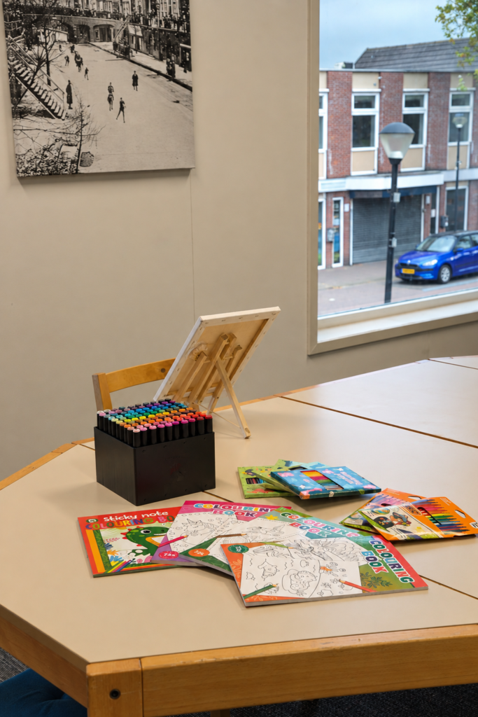 kleurrijke knutseltafel bij het raam