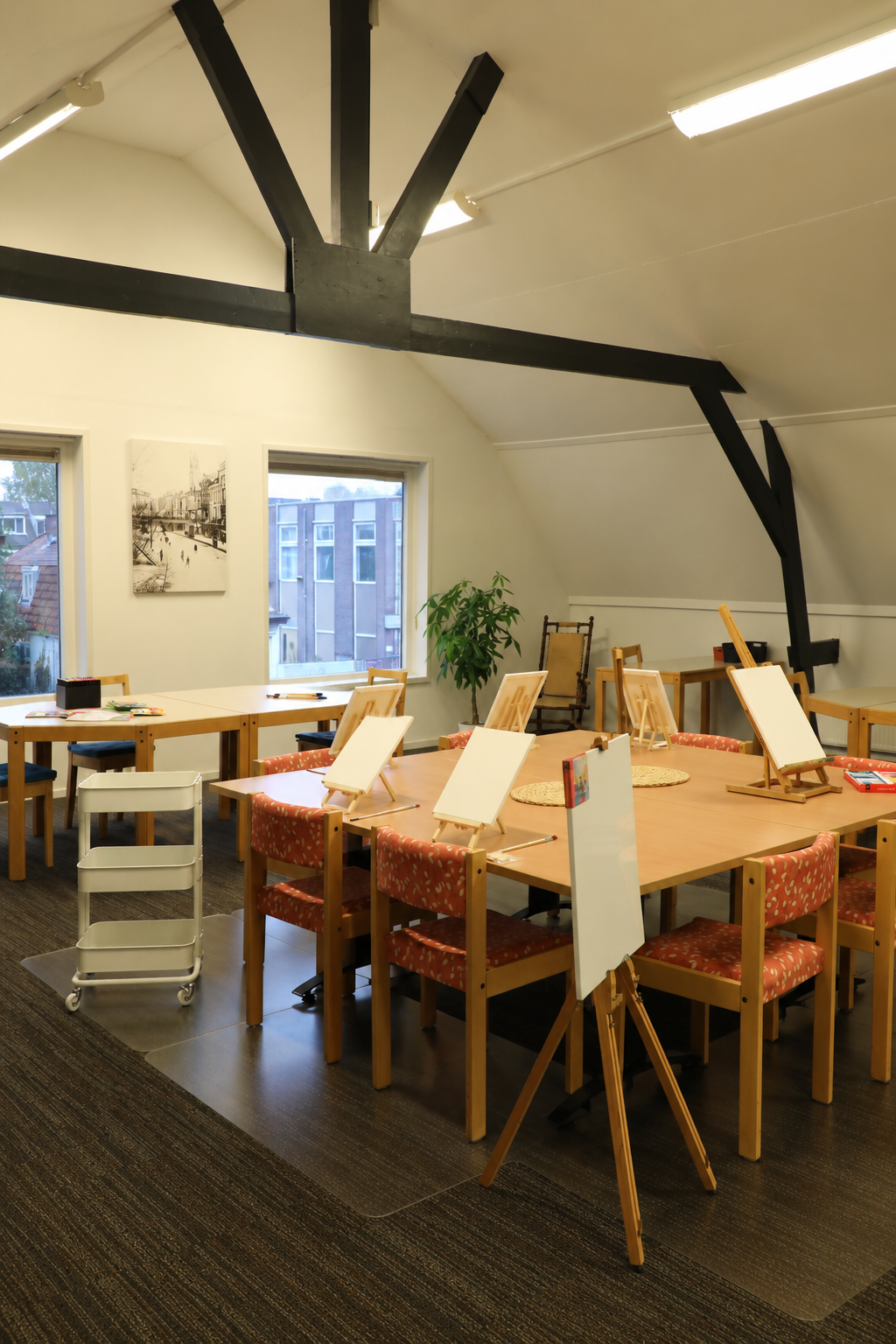rustige kunststudio onder zwarte balken